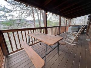 Great Cabin with a View close to Dollywood!