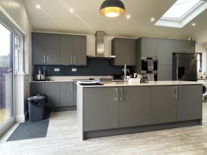 Nelly Place hosted by AirOperate - 2 Double Bed, 1 Sofa Bed, Ideal for Families, 12mins Drive from Wembley Stadium