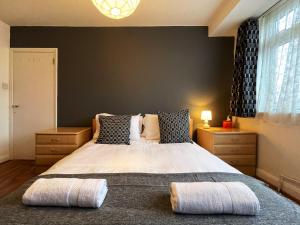 Nelly Place hosted by AirOperate - 2 Double Bed, 1 Sofa Bed, Ideal for Families, 12mins Drive from Wembley Stadium