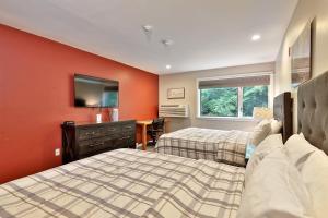 Cozy hotel room style studio condo with pool