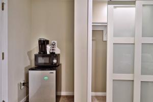 Cozy hotel room style studio condo with pool