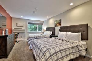 Cozy hotel room style studio condo with pool