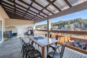 Buffalo Ridge - Hot Tub & Walk to Downtown