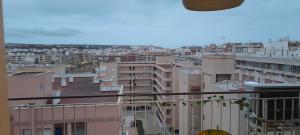 Al lado de Barcos y Gran Playa.