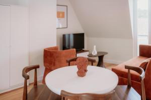 Mary Orange - NO 232 2 - Modern & Inviting Studio