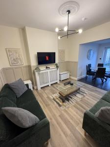 Luxury 5 Bed Home Near Royal Shrewsbury Hospital