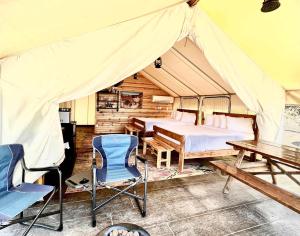 Glamping Tent #9 with AC and Private Bath 2 Queens