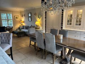 6 Northfields Close Family Household