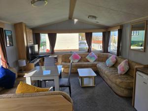 Light and Airy 2 Bedroom Mobile Home