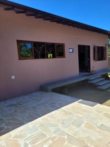 Casa com piscina e churrasqueira!