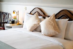 Lakeside Manor Hotel