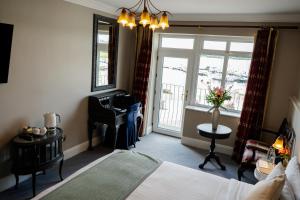 Lakeside Manor Hotel