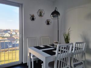 Wellnesshaus Dorfblick mit Outdoor-Jacuzzi und Infrarotkabine