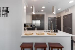 Corporate Chic Walkable and Quiet