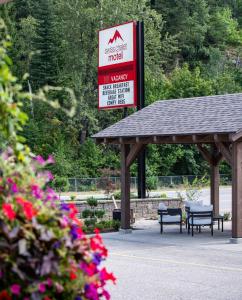 Swiss Chalet Motel - 3hvězdičkové hotely ve městě Revelstoke