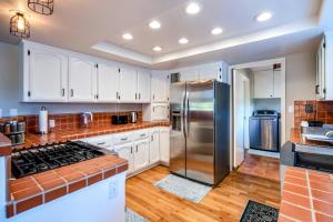 Spacious Mountain View Oasis - Pool, Spa & Game Rm