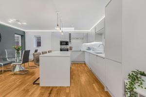 Great spacious house with parking and garden