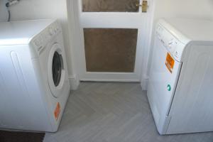 3BDR Town House in the Heart of Holyhead - Free Onsite Parking