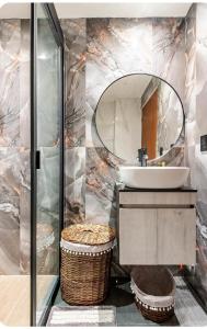 Luxury apart with amazing pool ,gym, sauna, wifi