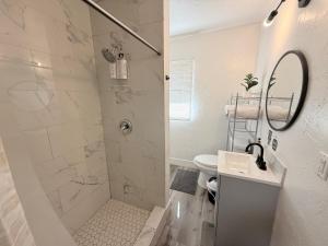 Sparkly Downtown Apt with Free Parking