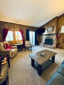 Winter Wonderland Getaway I Alpen Villas at Powderhorn Mountain - 艾恩伍德