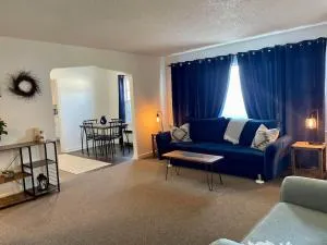 Downtown Blue Room at Villages on Aurora - 艾恩伍德