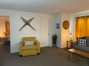 Downtown Yellow Room at Villages on Aurora - 艾恩伍德