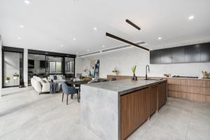 5 Ensuite Luxury Holiday House Balwyn North