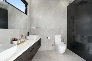 5 Ensuite Luxury Holiday House Balwyn North