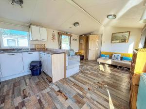 6 Berth Caravan For Hire In Hunstanton At Manor Park Holiday Park Ref 23004A
