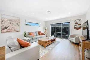 Modern New Villa 8-Walk to shops-10min Airport-CBD - Richmond
