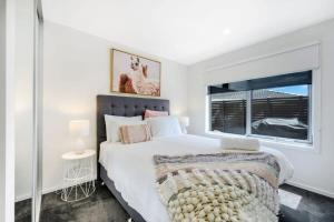 Modern New Villa 8-Walk to shops-10min Airport-CBD