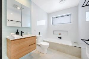 Modern New Villa 8-Walk to shops-10min Airport-CBD