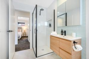 Modern New Villa 8-Walk to shops-10min Airport-CBD