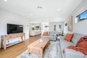 Modern New Villa 8-Walk to shops-10min Airport-CBD