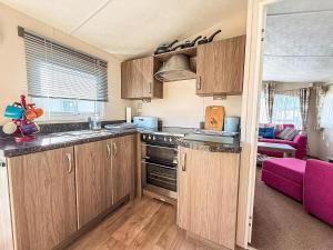 Homely Caravan With Decking At Manor Park, Hunstanton Ref 23036C
