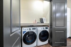 Business Ready -Fast WiFi -Onsite Parking