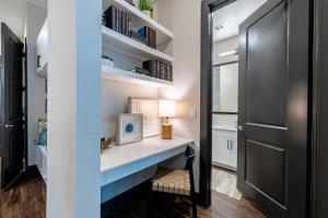 Luxury 2BR with Pool & Gym Access Austin