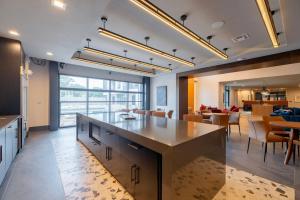 Designer Vibes -Walk-In Shower -Pool Access