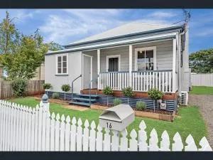 Eton Cottage - Central Boutique Stay - Dalby