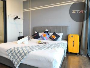 Almas Couple Chic Retreat Netflix Youtube BySTAY