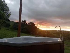 Vintage Caravan Retreat Outdoor bath Ruapehu Unique Stays - Piopio