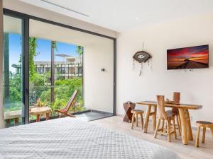 Luxury Studio – Stunning Pool View & Amenities