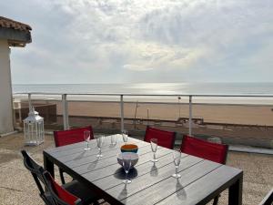 Superbe duplex avec terrasse face océan, 4 chambres, wifi gratuit - FR-1-323-456