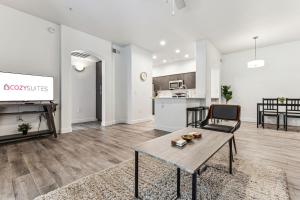 CozySuites Glendale by the stadium w pool 27
