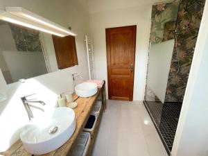Maisons de vacances Gite paisible avec jardin a Chedigny - FR-1-381-611 : photos des chambres