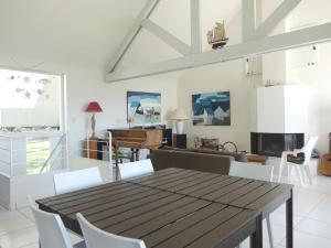 Maisons de vacances Maison spacieuse a 400m de la plage des Govelins, vue mer - FR-1-639-138 : photos des chambres