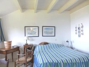 Maisons de vacances Maison spacieuse a 400m de la plage des Govelins, vue mer - FR-1-639-138 : photos des chambres