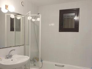 Maisons de vacances Maison spacieuse a 400m de la plage des Govelins, vue mer - FR-1-639-138 : photos des chambres