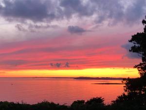 Maisons de vacances Maison spacieuse a 400m de la plage des Govelins, vue mer - FR-1-639-138 : photos des chambres